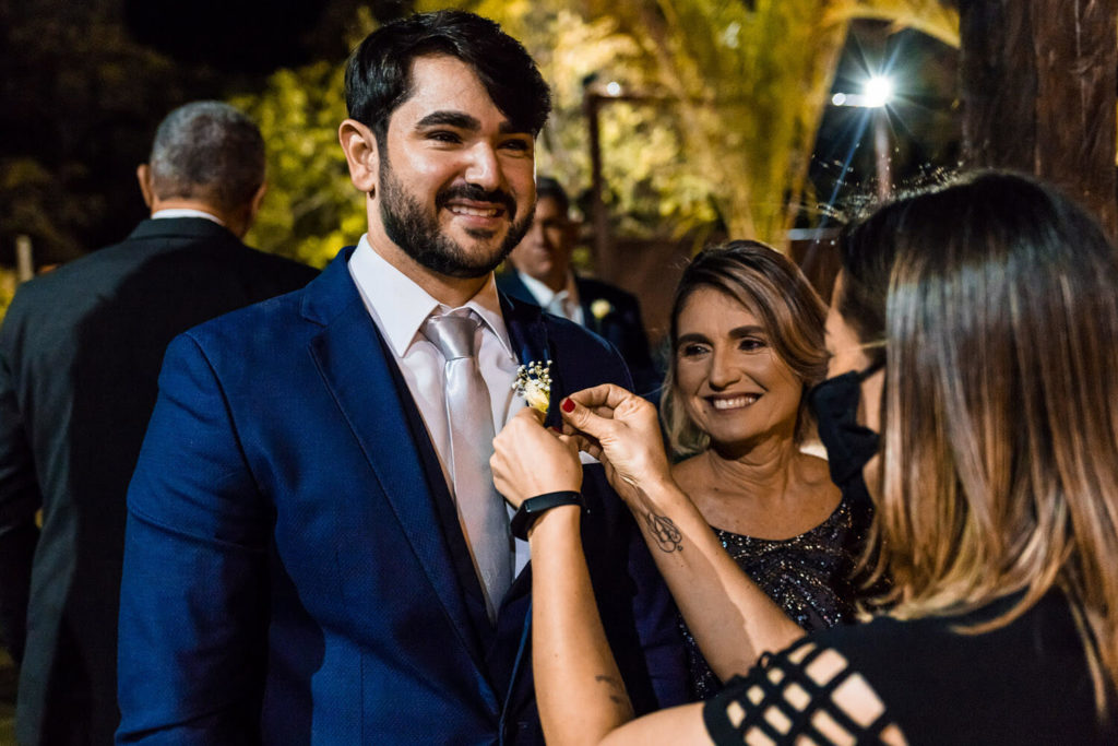noivo colocando lapela em casamento na Casa Giardino | Eventos
