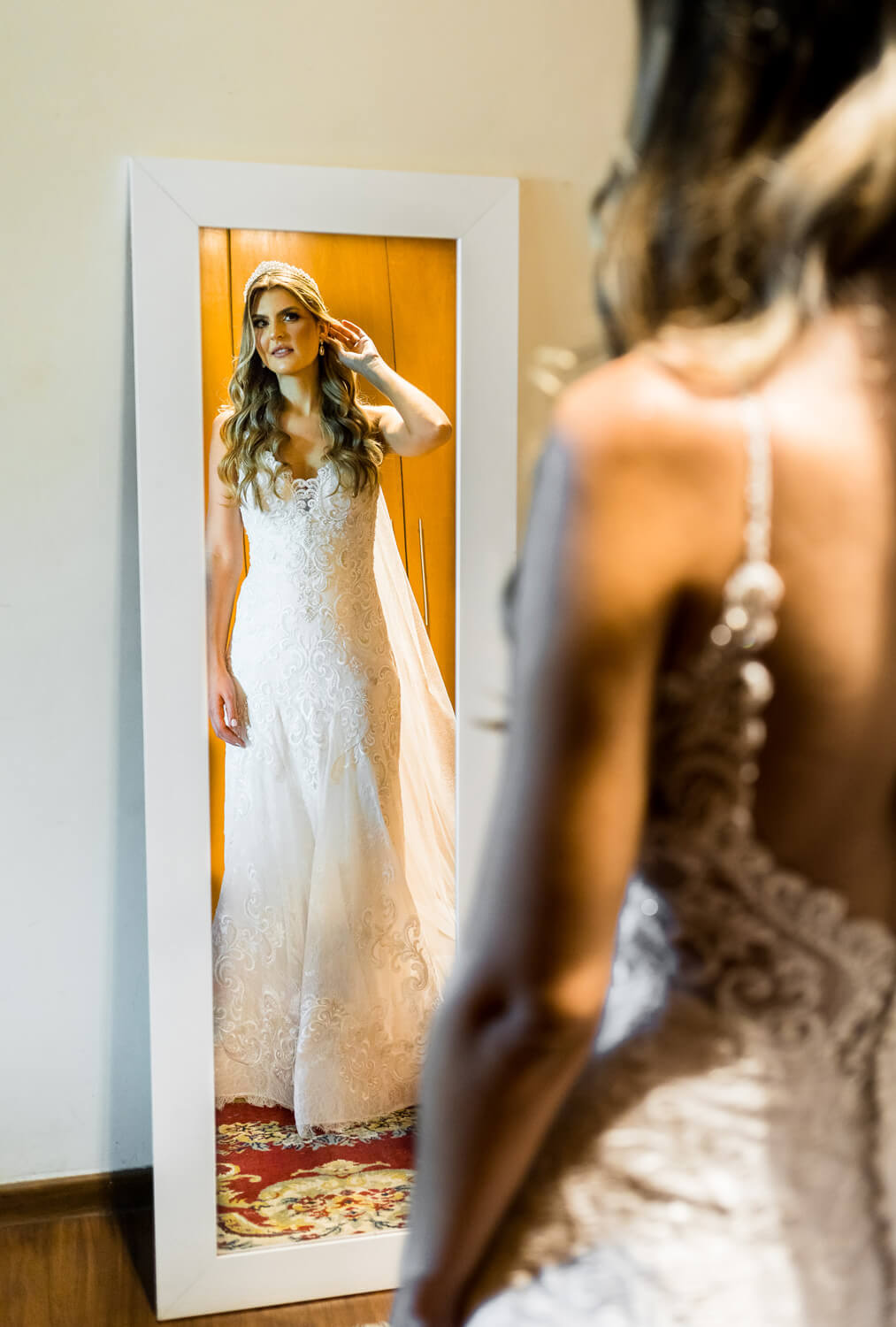 noiva pronta em frente ao espelho