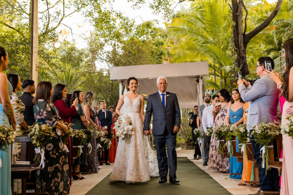 Entrada da noiva em um casamento no Salaberry Recepções, Pampulha, BH