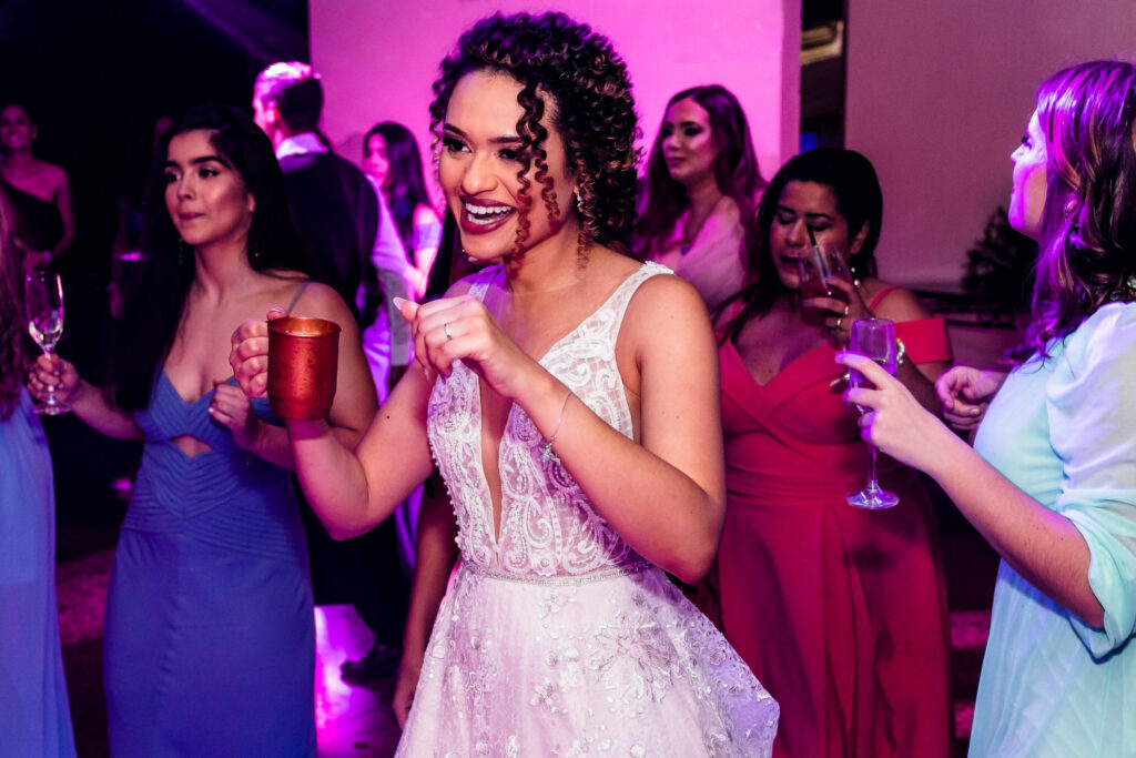noiva na recepção em um Casamento no Salaberry Recepções, Pampulha, BH