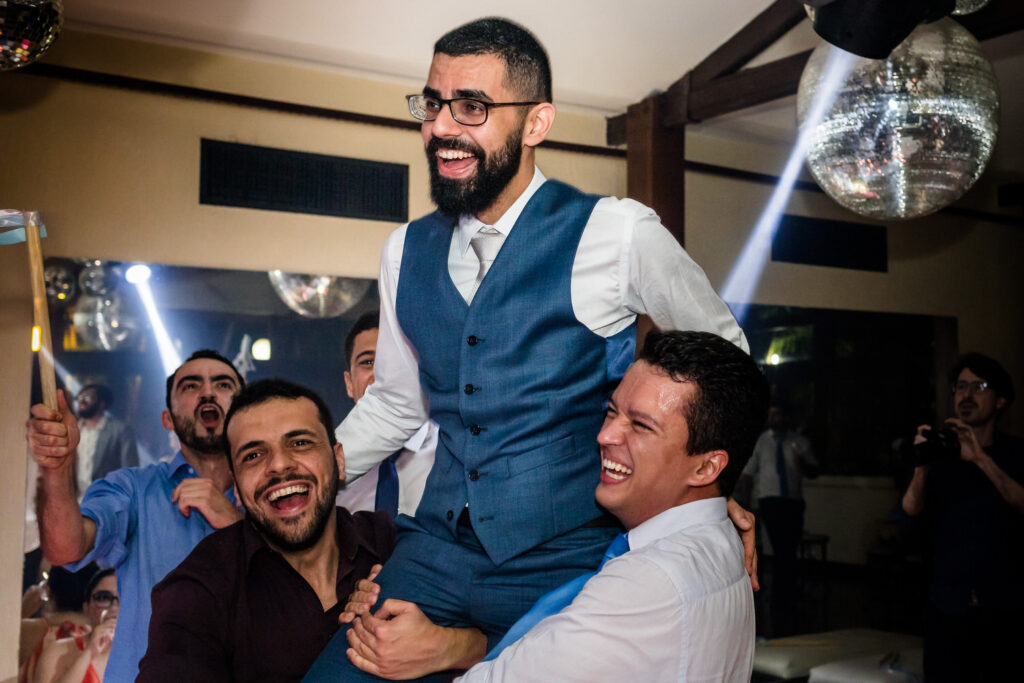 noivo carregado em festa de Casamento no Salaberry Recepções, Pampulha, BH