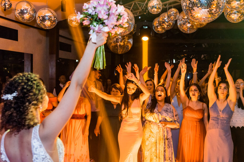 noiva jogando buquê em um casamento no Salaberry Recepções, Pampulha, BH
