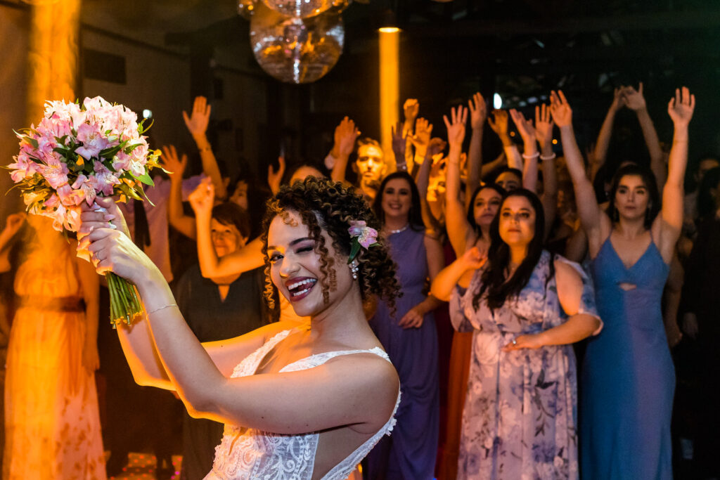 noiva jogando buquê em um casamento no Salaberry Recepções, Pampulha, BH