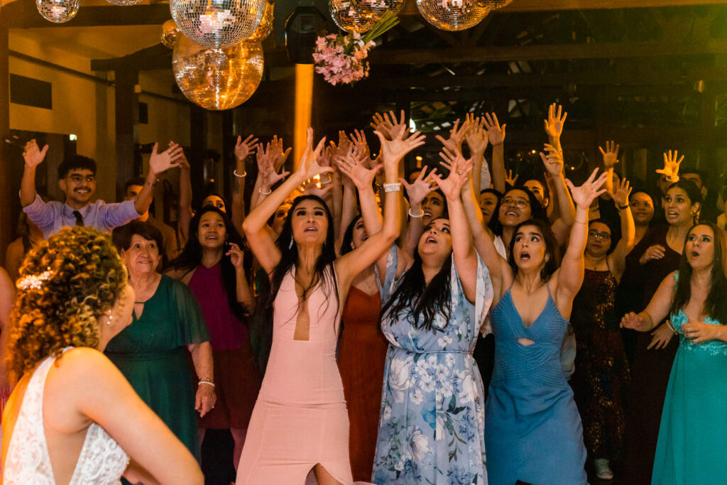 noiva jogando buquê em um casamento no Salaberry Recepções, Pampulha, BH