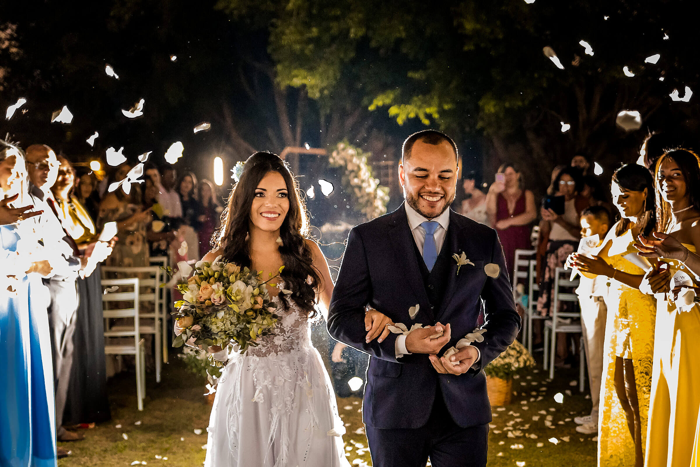 Saída dos noivos em casamento ao ar livre, em Pedro Leopoldo MG