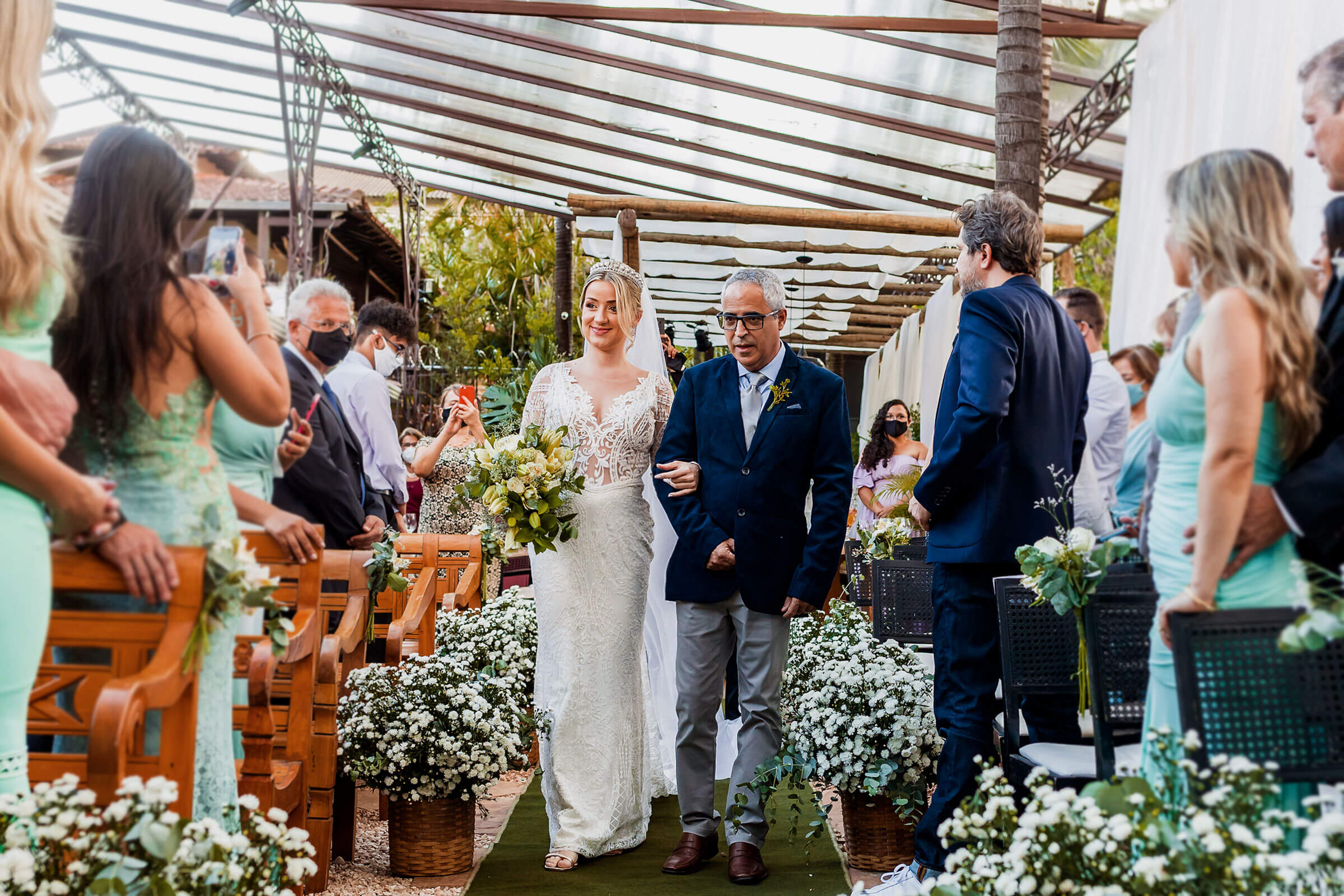 Entrada da noiva em casamento no restaurante O Conde, em BH