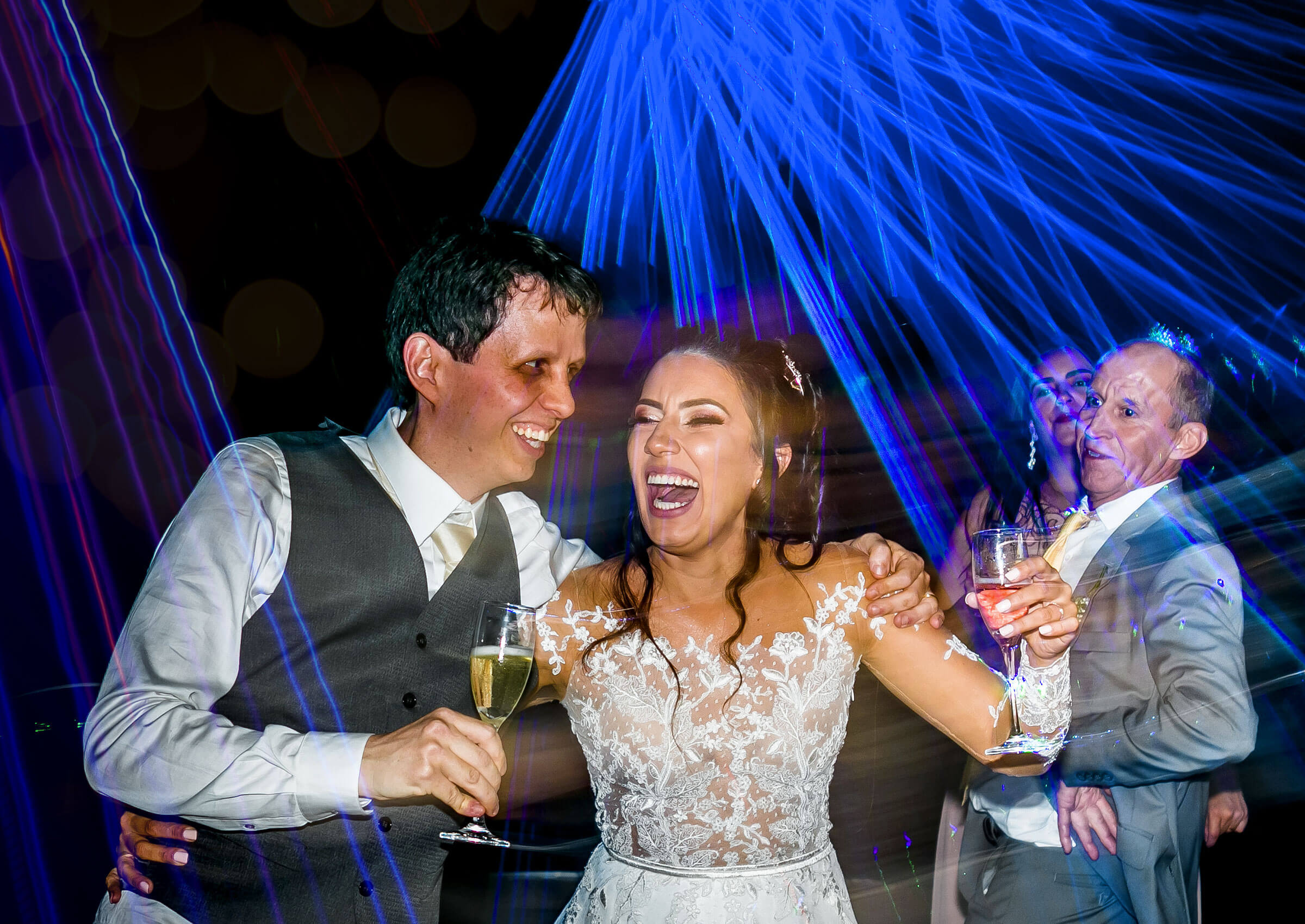 Noivos dançando em festa de casamento em BH