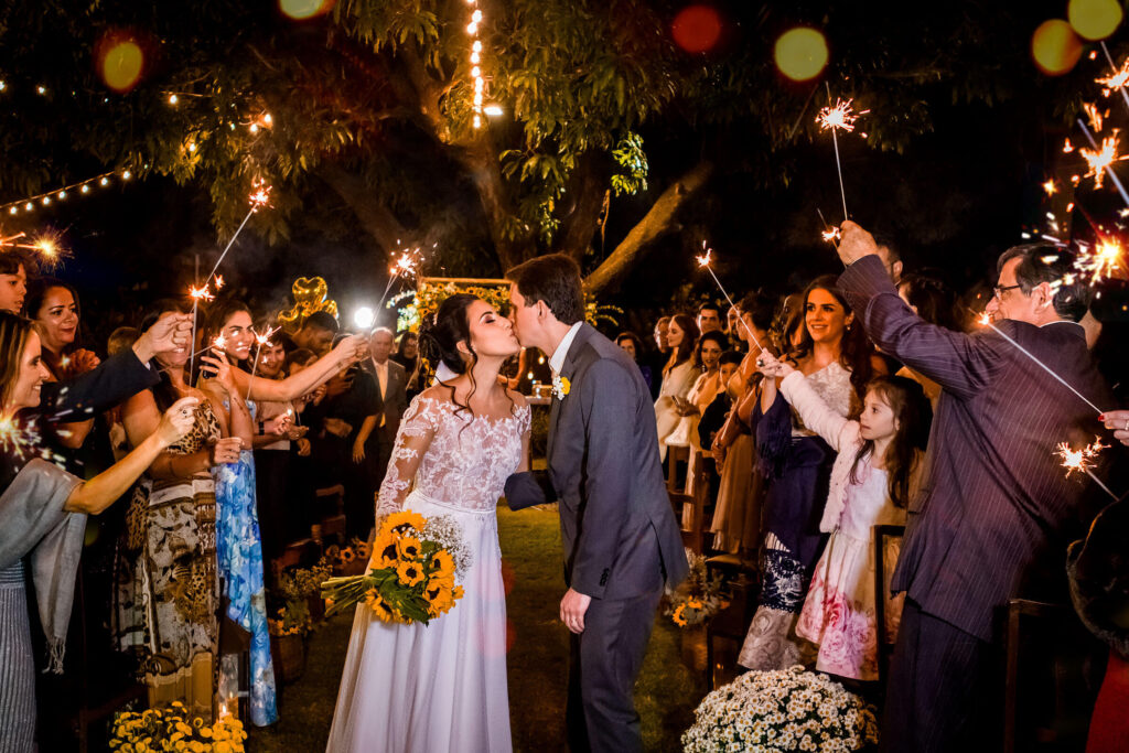 Sparkles na saída dos noivos em casamento em BH