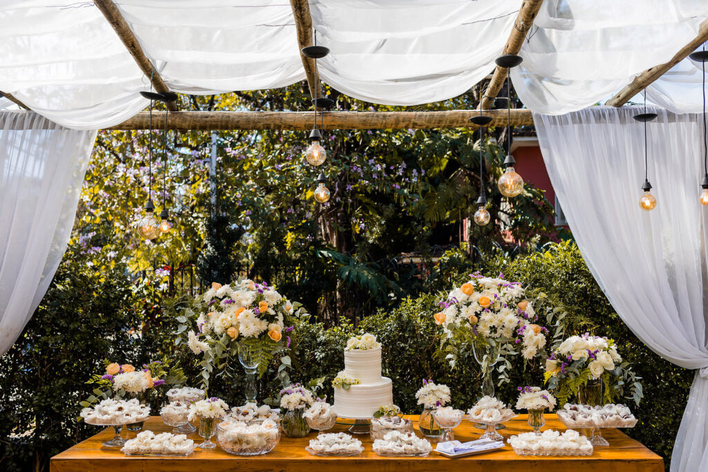 Decoração da mesa do bolo em Mini Wedding no restaurante O Conde, em BH