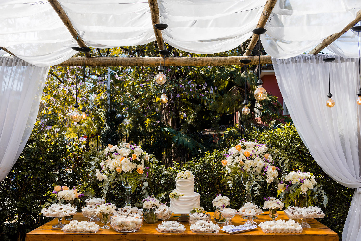 Decoração da mesa do bolo em Mini Wedding no restaurante O Conde, em BH